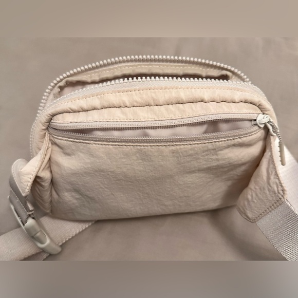 Lululemon Everywhere Belt Bag - Picture 4 of 5